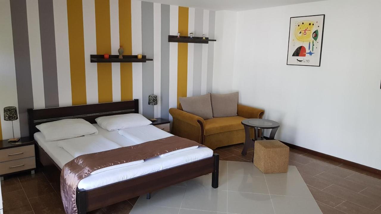 Aquarius Vendeghaz Hotel แซแก็ด ภายนอก รูปภาพ