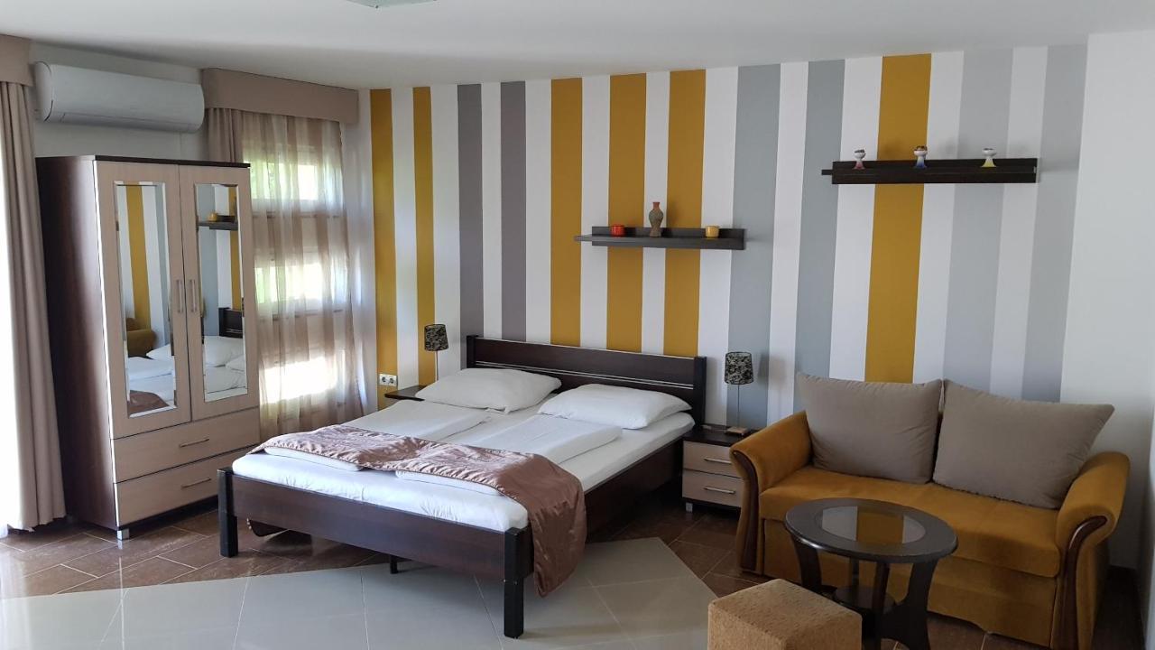 Aquarius Vendeghaz Hotel แซแก็ด ภายนอก รูปภาพ