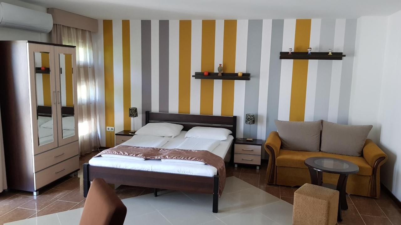 Aquarius Vendeghaz Hotel แซแก็ด ภายนอก รูปภาพ