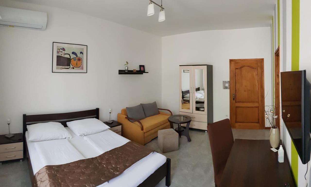 Aquarius Vendeghaz Hotel แซแก็ด ภายนอก รูปภาพ