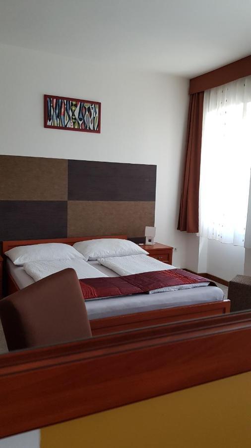 Aquarius Vendeghaz Hotel แซแก็ด ภายนอก รูปภาพ