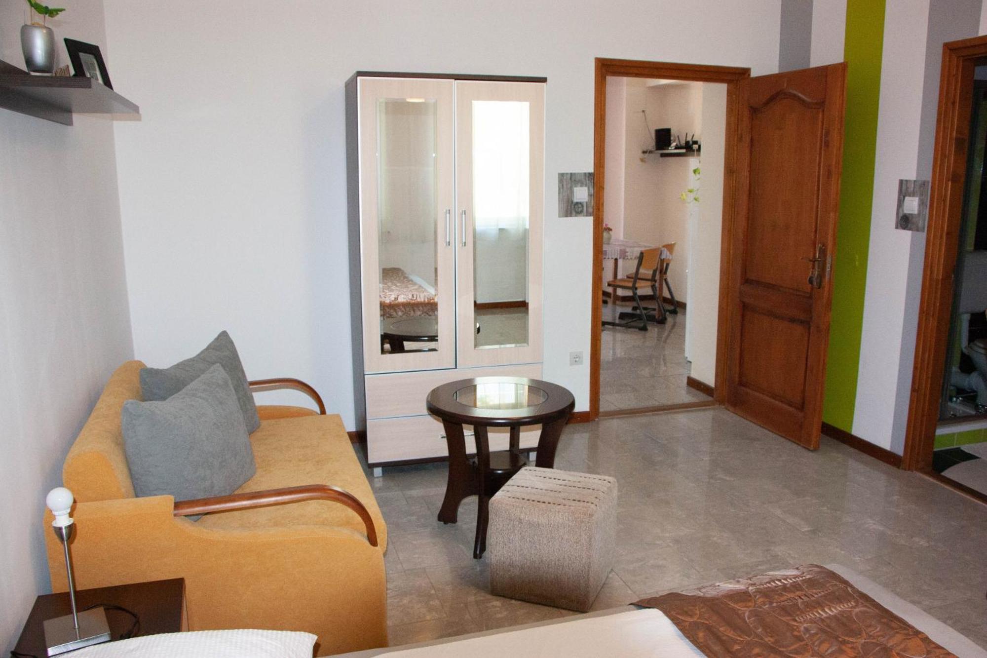 Aquarius Vendeghaz Hotel แซแก็ด ภายนอก รูปภาพ