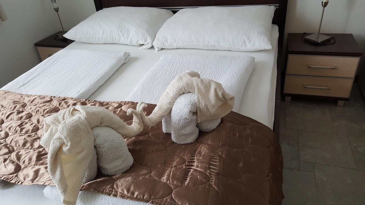Aquarius Vendeghaz Hotel แซแก็ด ภายนอก รูปภาพ