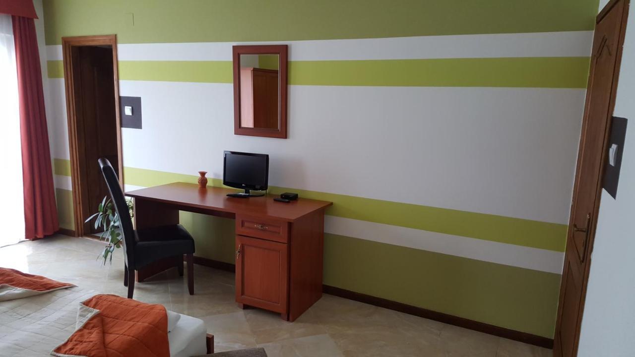 Aquarius Vendeghaz Hotel แซแก็ด ภายนอก รูปภาพ