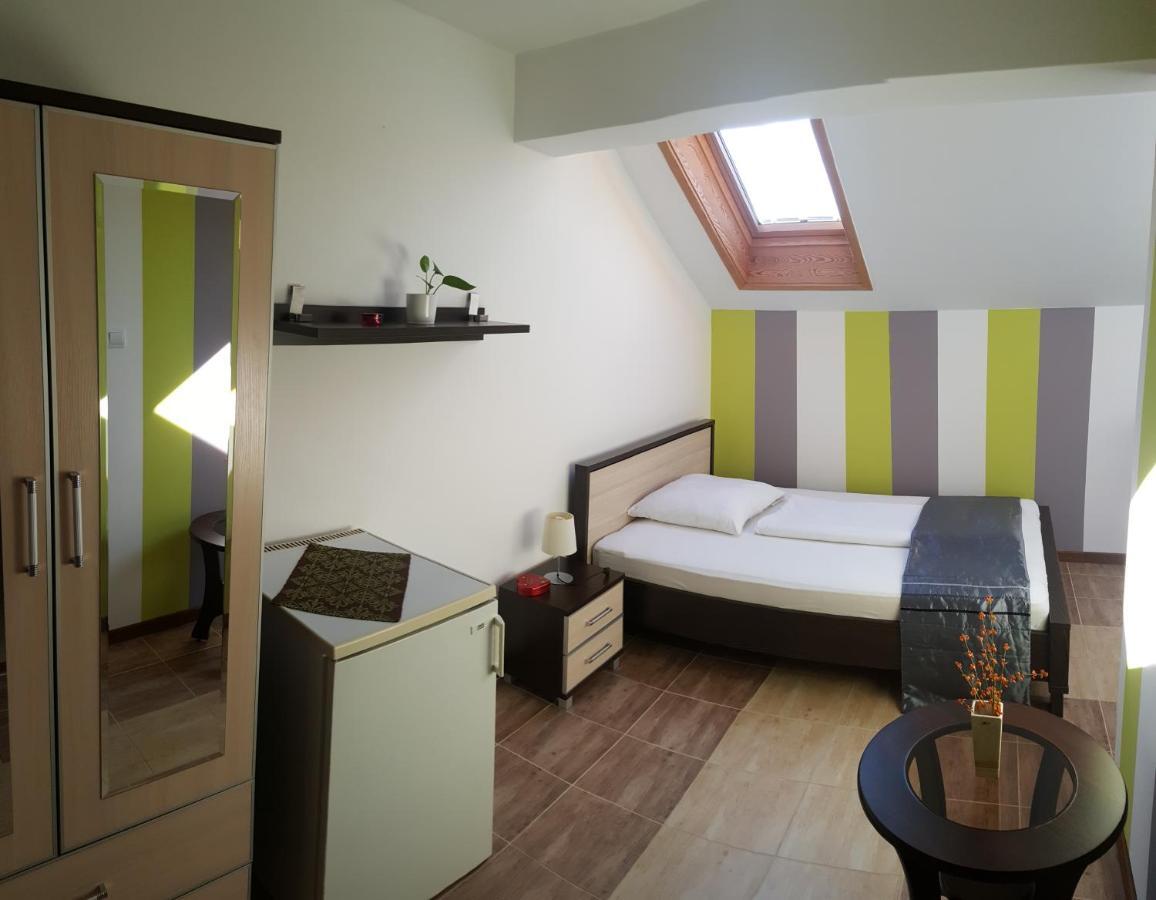 Aquarius Vendeghaz Hotel แซแก็ด ภายนอก รูปภาพ